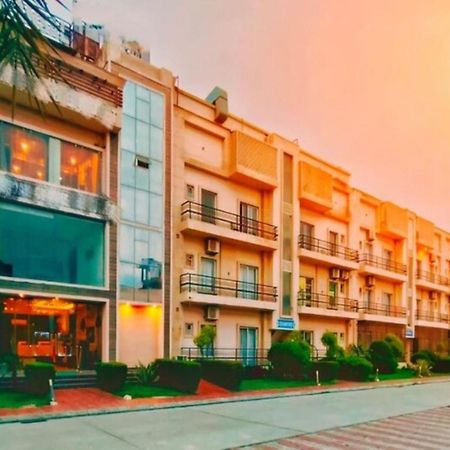 Vrindavan Dreams Hotel And Suites Bagian luar foto