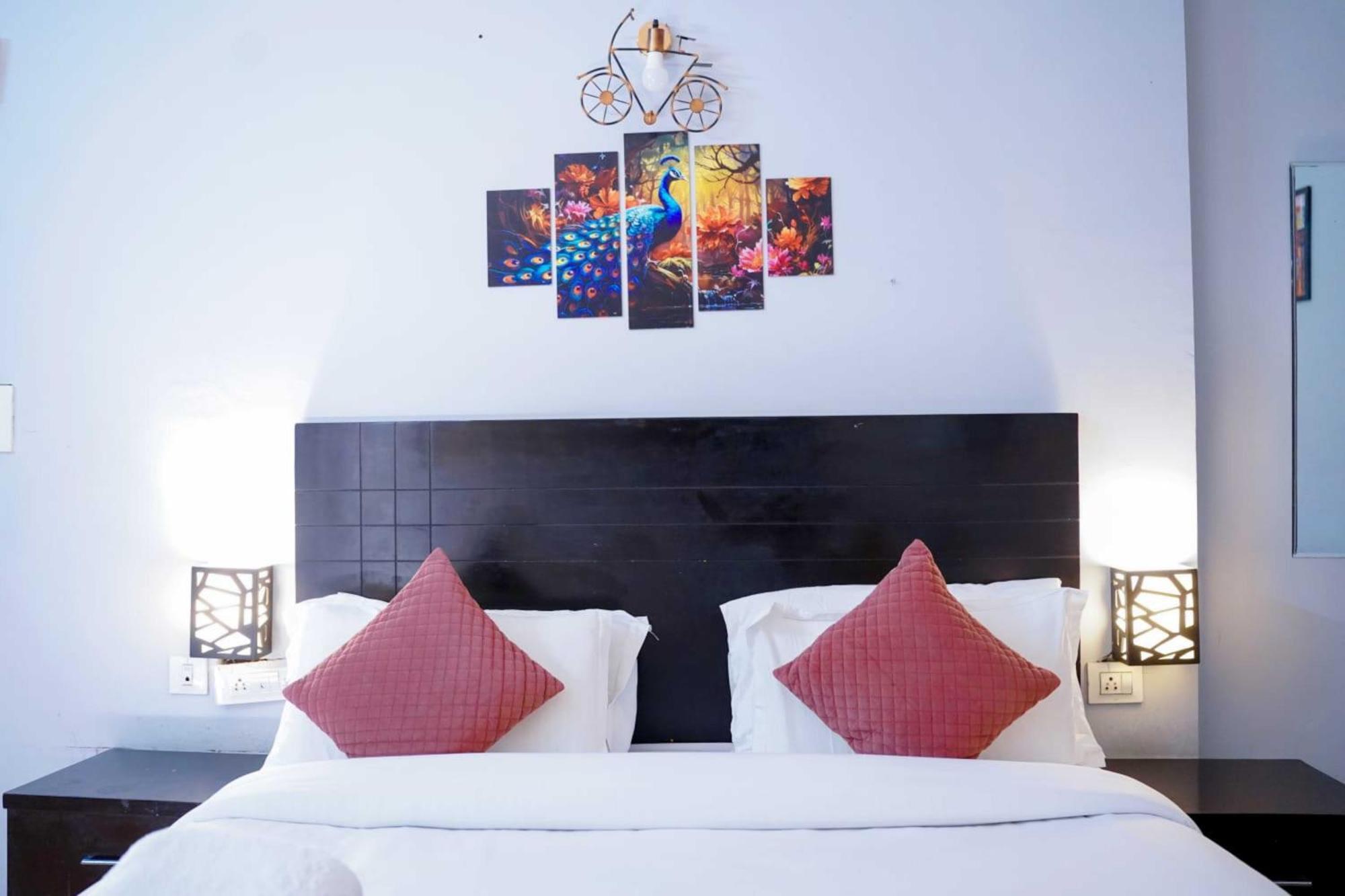 Vrindavan Dreams Hotel And Suites Bagian luar foto