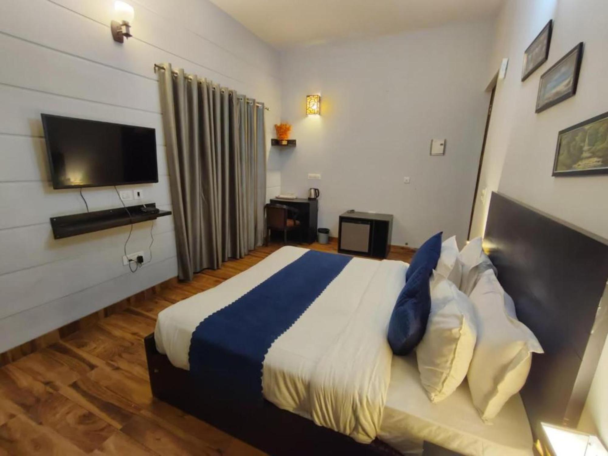 Vrindavan Dreams Hotel And Suites Bagian luar foto