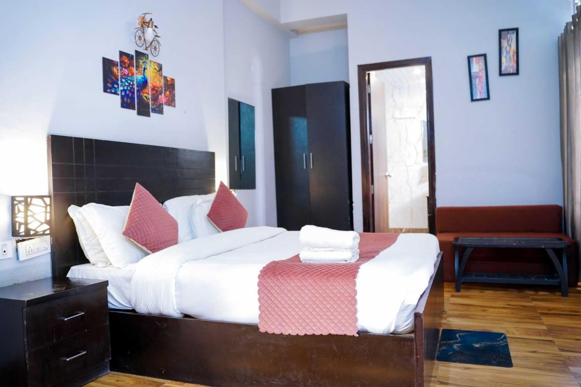 Vrindavan Dreams Hotel And Suites Bagian luar foto
