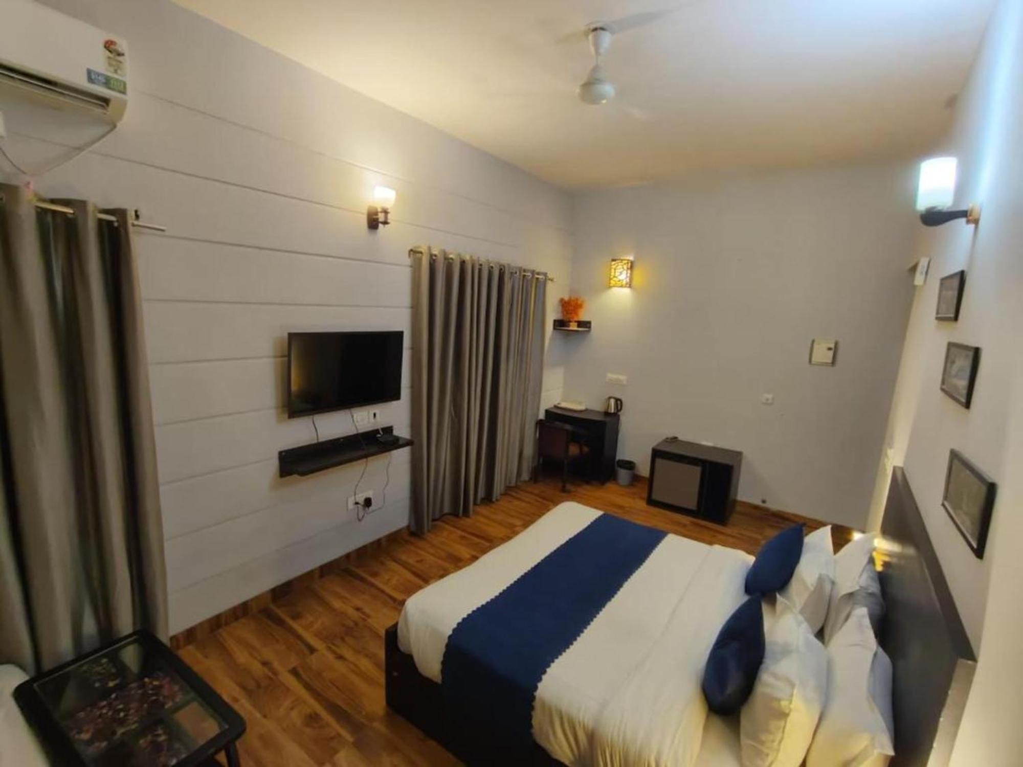 Vrindavan Dreams Hotel And Suites Bagian luar foto