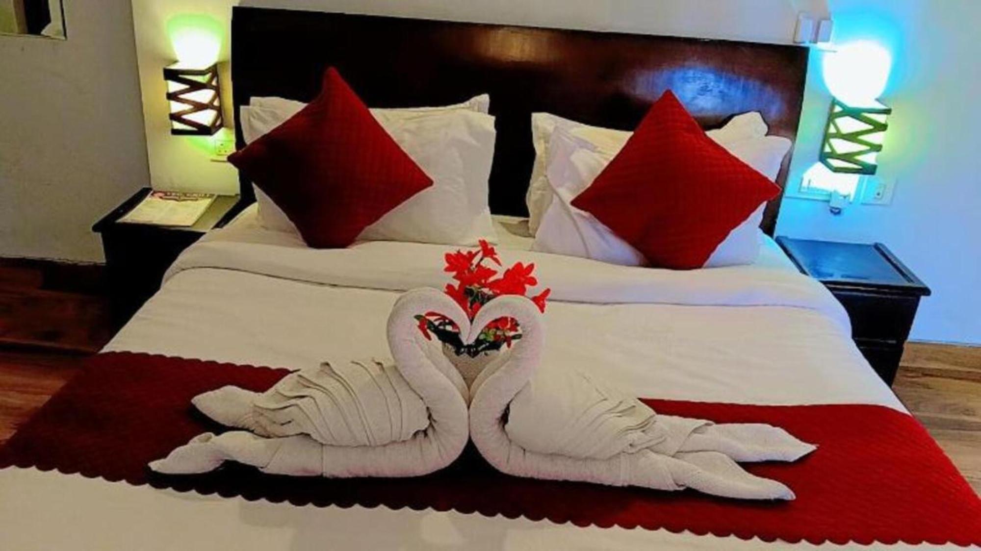 Vrindavan Dreams Hotel And Suites Bagian luar foto