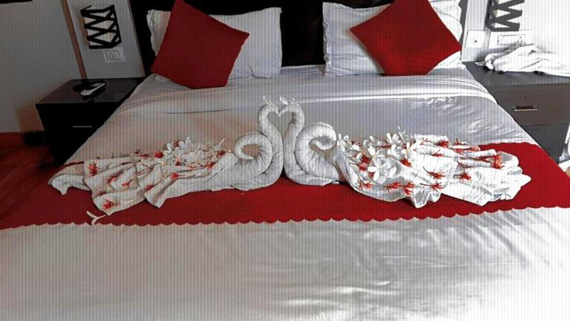 Vrindavan Dreams Hotel And Suites Bagian luar foto