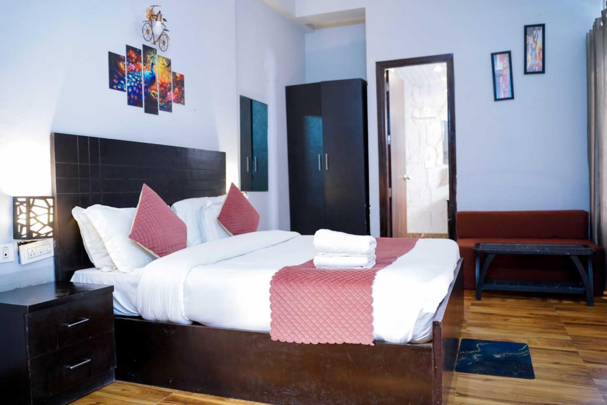 Vrindavan Dreams Hotel And Suites Bagian luar foto