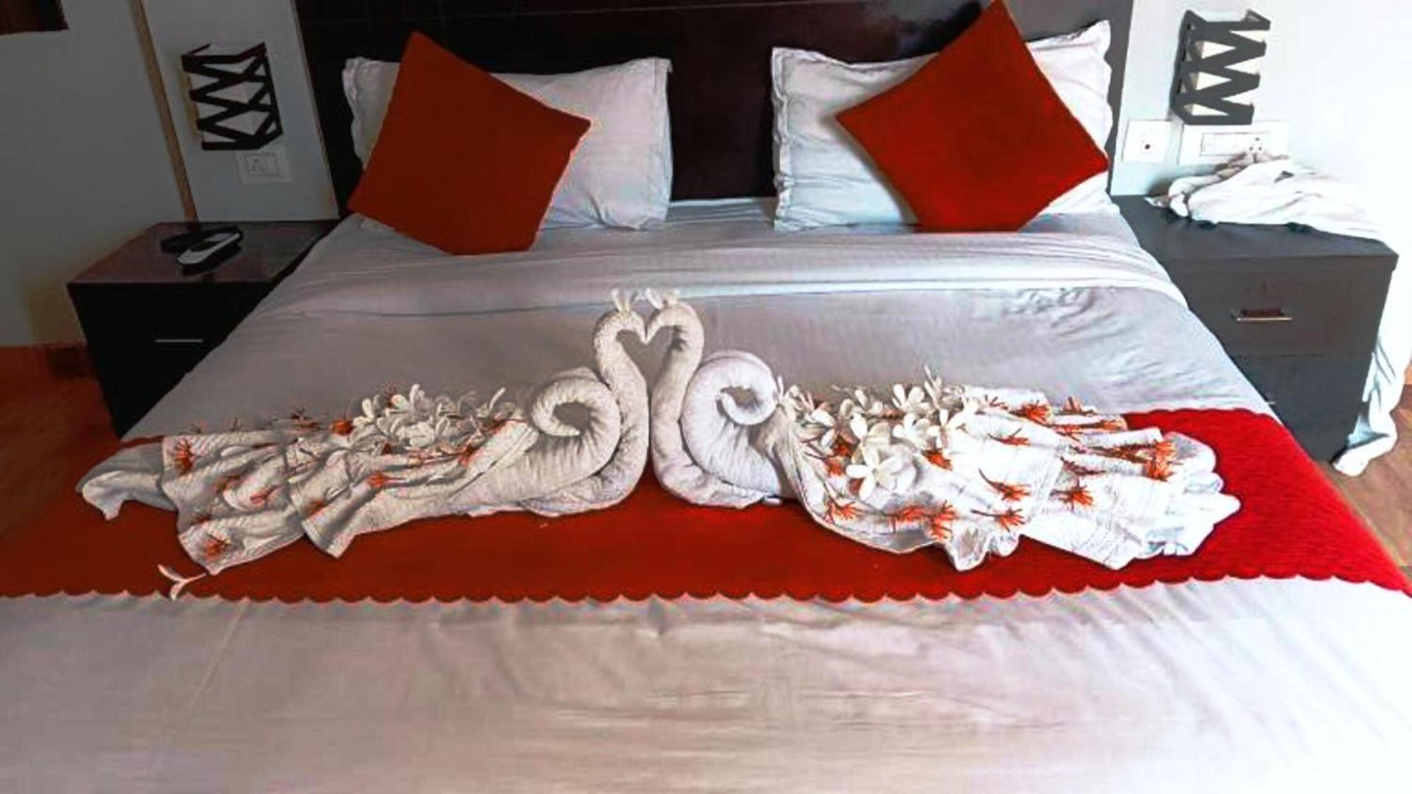 Vrindavan Dreams Hotel And Suites Bagian luar foto