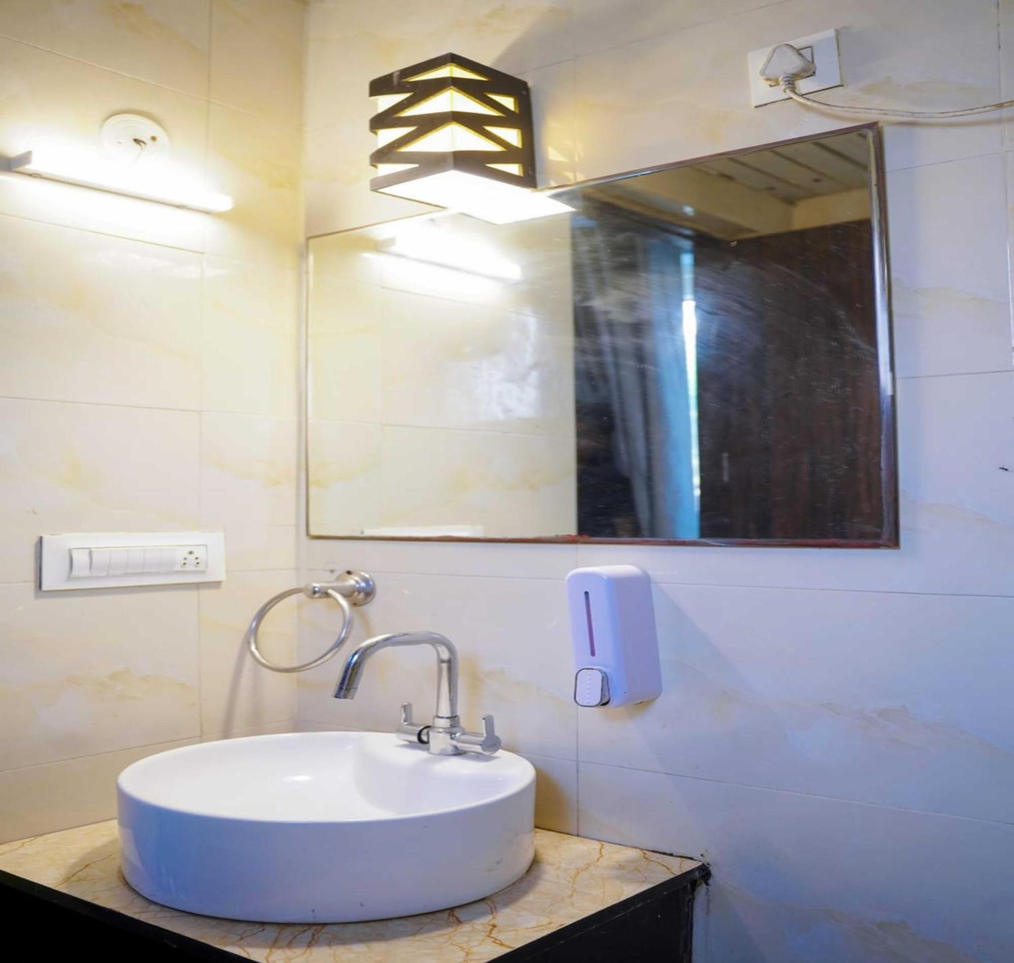 Vrindavan Dreams Hotel And Suites Bagian luar foto