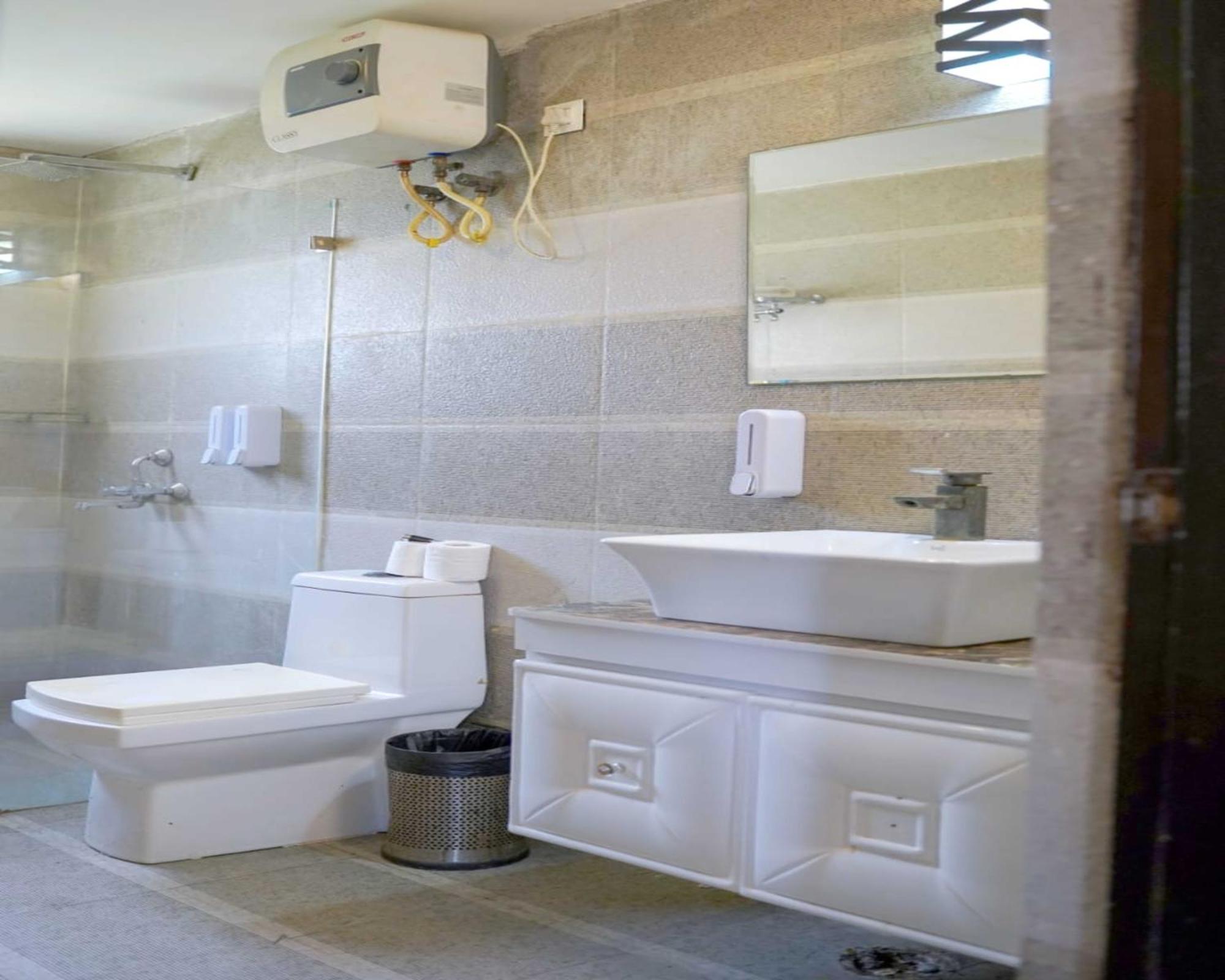 Vrindavan Dreams Hotel And Suites Bagian luar foto