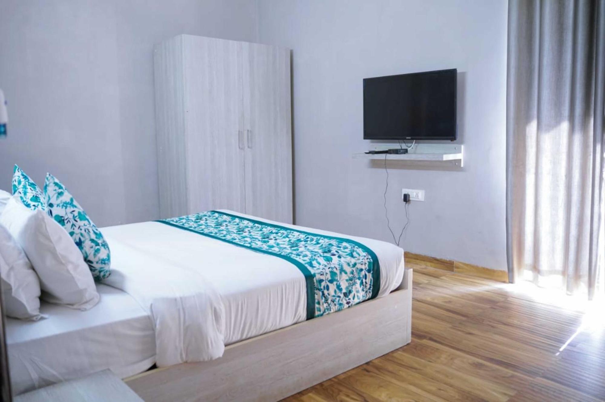Vrindavan Dreams Hotel And Suites Bagian luar foto