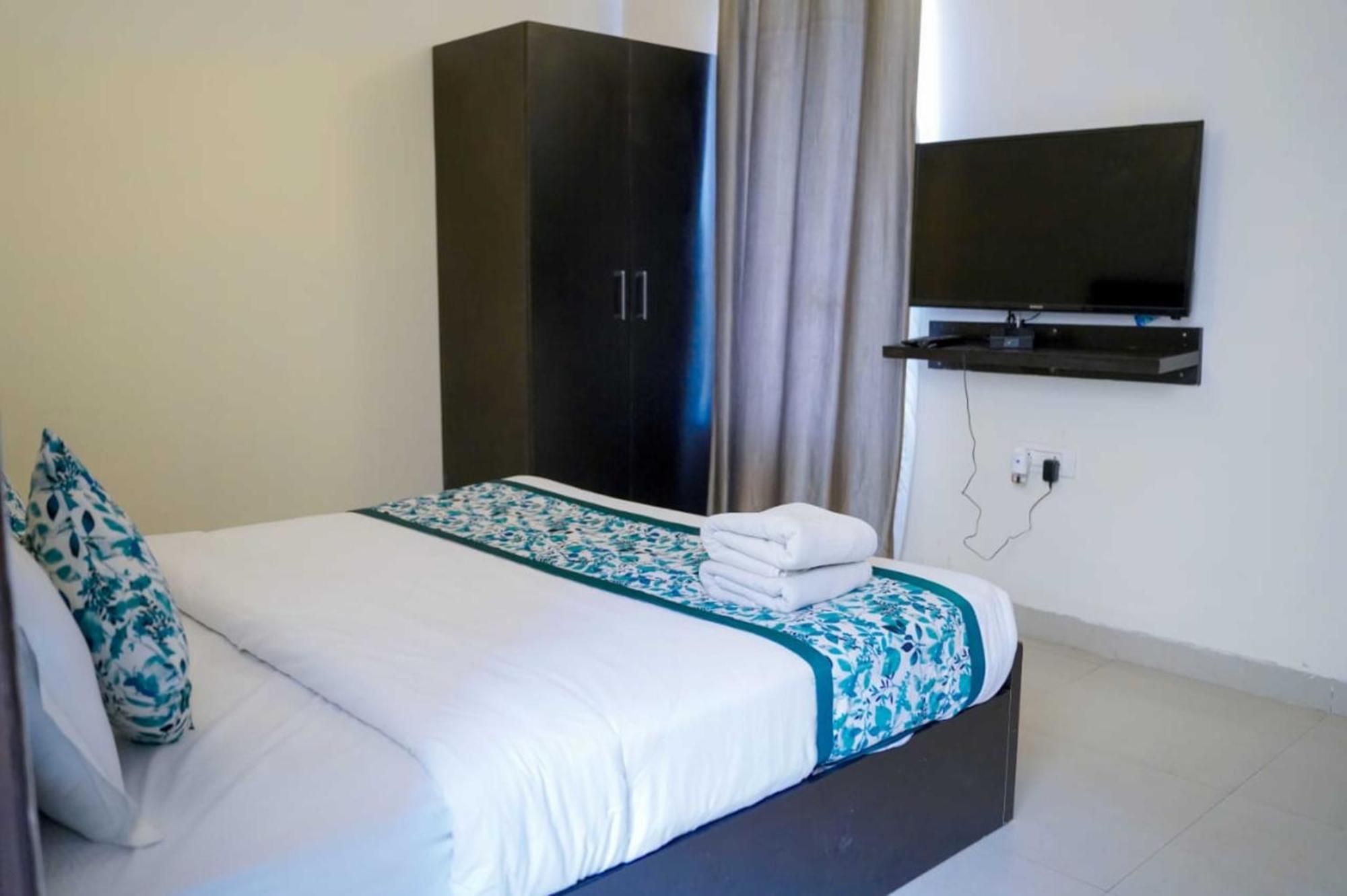 Vrindavan Dreams Hotel And Suites Bagian luar foto