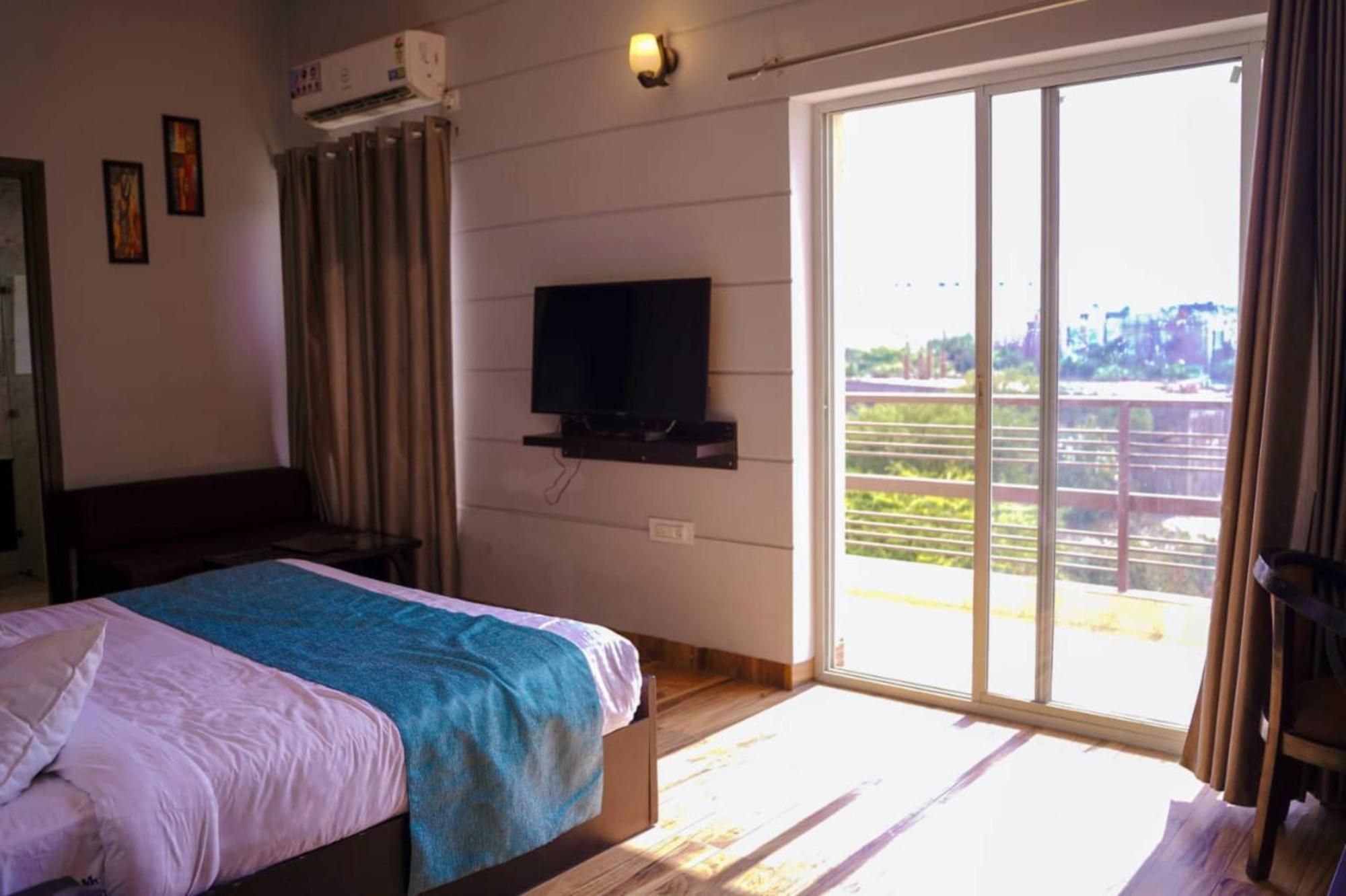 Vrindavan Dreams Hotel And Suites Bagian luar foto