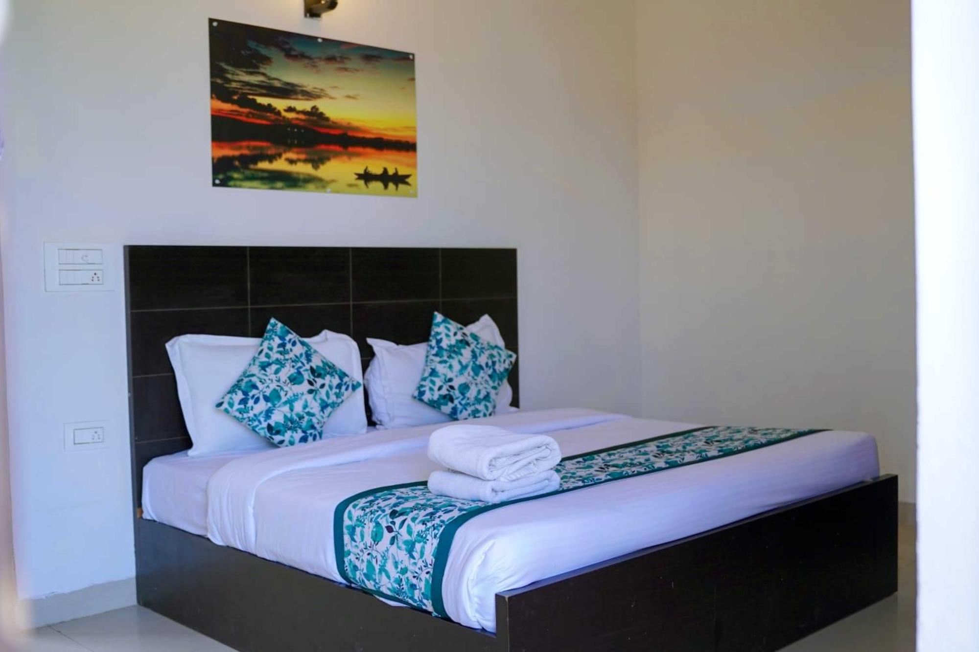 Vrindavan Dreams Hotel And Suites Bagian luar foto