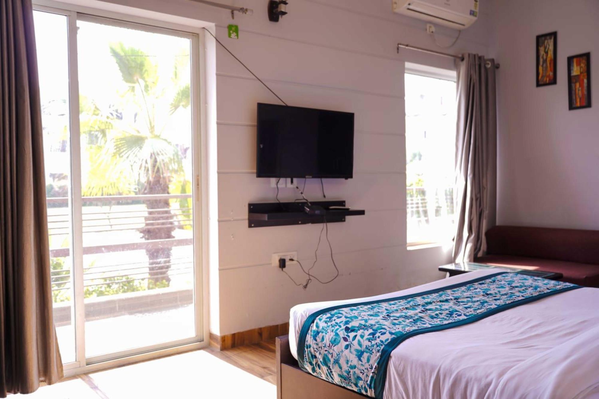 Vrindavan Dreams Hotel And Suites Bagian luar foto