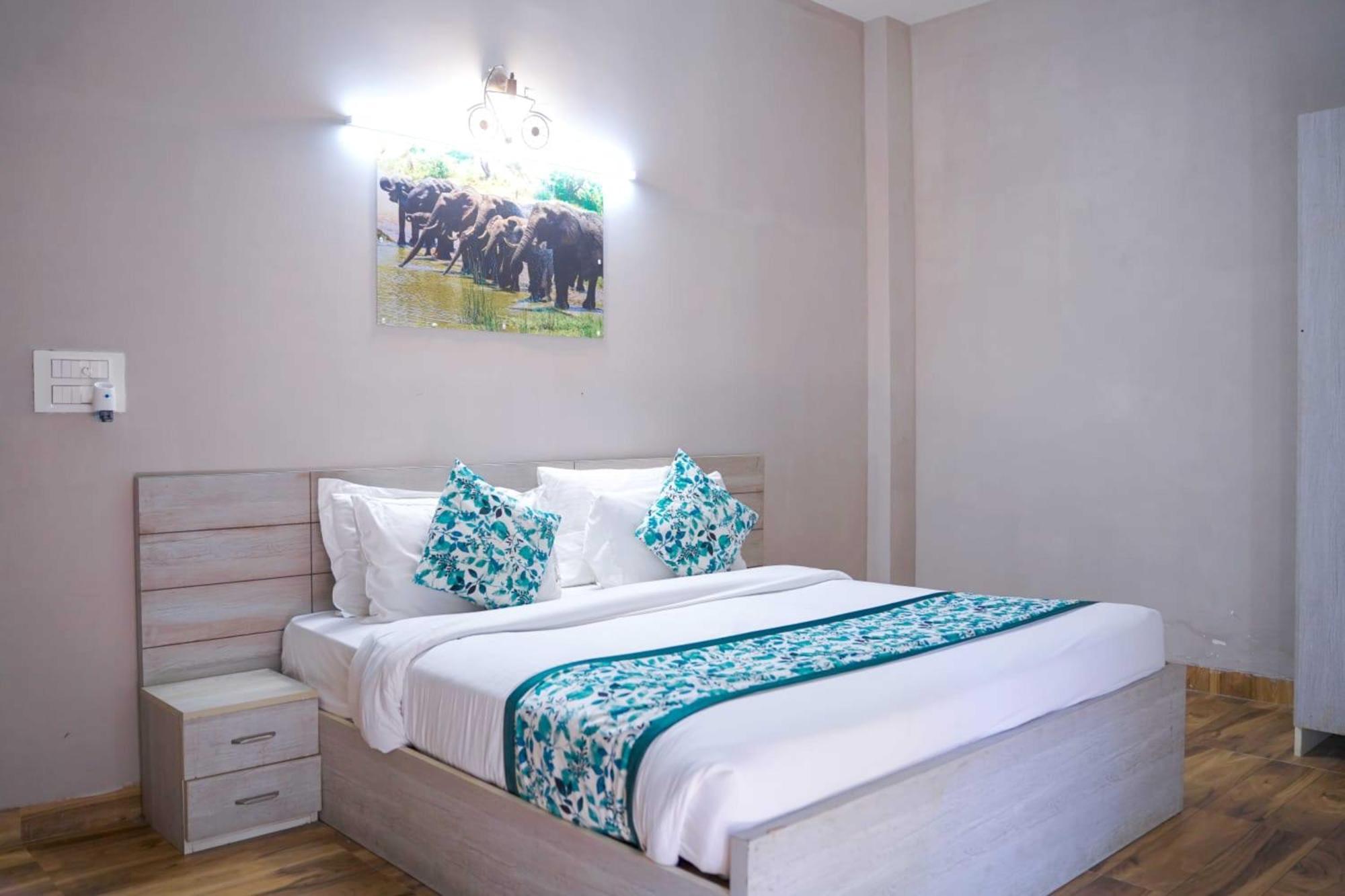 Vrindavan Dreams Hotel And Suites Bagian luar foto