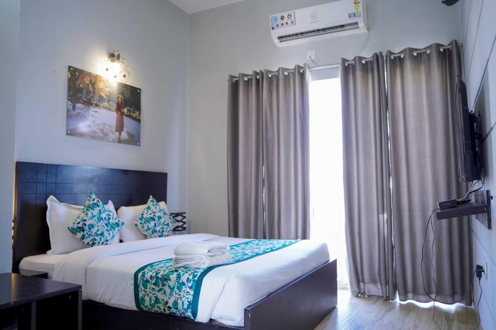 Vrindavan Dreams Hotel And Suites Bagian luar foto